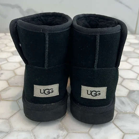 UGG Classic Jona Black Suede Leather Boots Big Kids Shoe Size 4