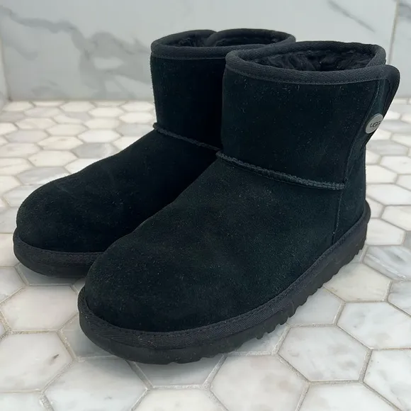 UGG Classic Jona Black Suede Leather Boots Big Kids Shoe Size 4