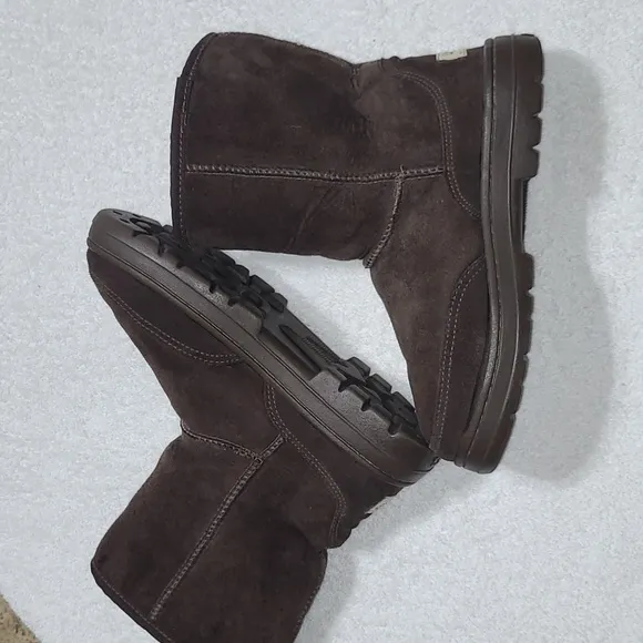 UGG Classic ll Brown Boots Size 8 Women's