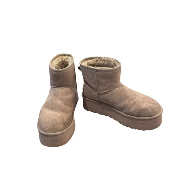 UGG Classic Mini Platform 50.8mm &quot;Mustard Seed&quot; boots 9 women’s