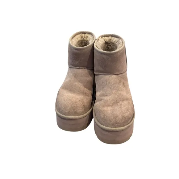UGG Classic Mini Platform 50.8mm &quot;Mustard Seed&quot; boots 9 women’s