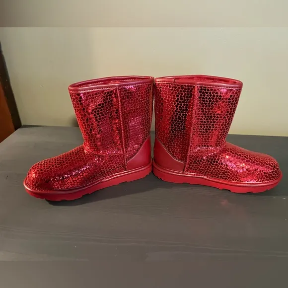 UGG Girls Classic II Gel Hearts Boots NEW