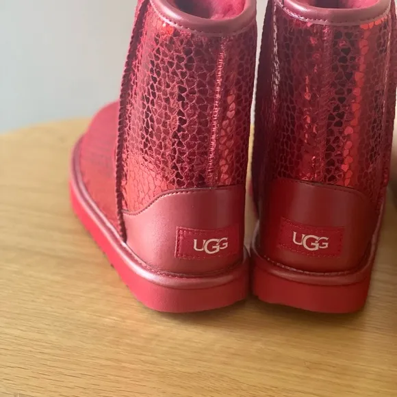 UGG Girls Classic II Gel Hearts Boots NWT (New with Tags) comes with box