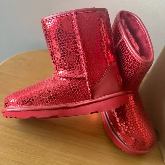 UGG Girls Classic II Gel Hearts Boots NWT (New with Tags) comes with box