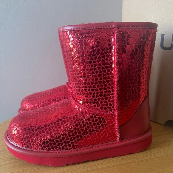 UGG Girls Classic II Gel Hearts Boots NWT (New with Tags) comes with box
