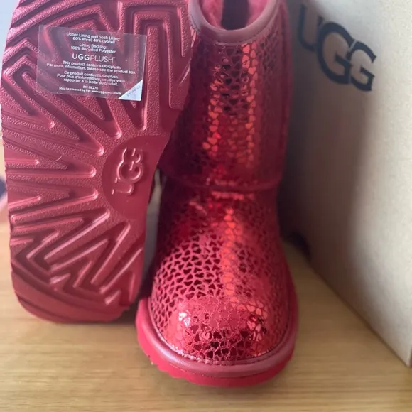 UGG Girls Classic II Gel Hearts Boots NWT (New with Tags) comes with box