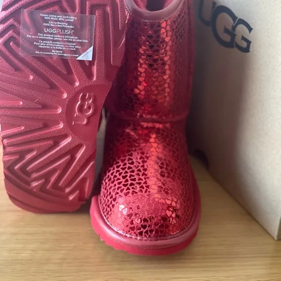 UGG Girls Classic II Gel Hearts Boots NWT (New with Tags) comes with box
