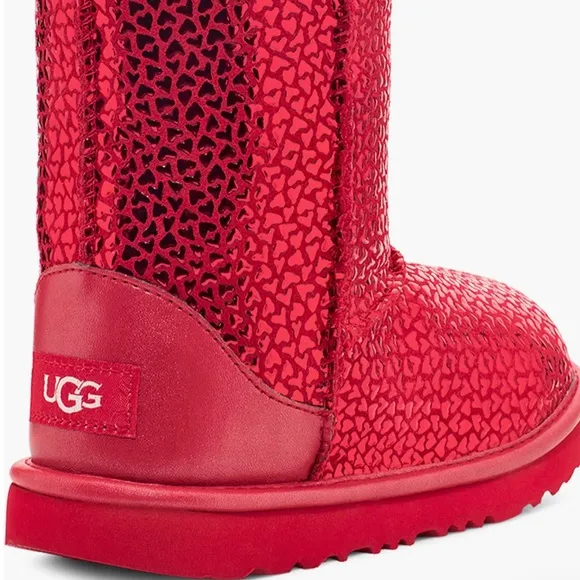 UGG Girls Classic II Gel Hearts Boots NWT (New with Tags) comes with box