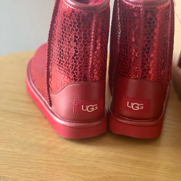 UGG Girls Classic II Gel Hearts Boots NWT (New with Tags) comes with box