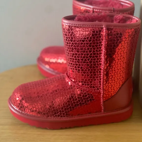 UGG Girls Classic II Gel Hearts Boots NWT (New with Tags) comes with box