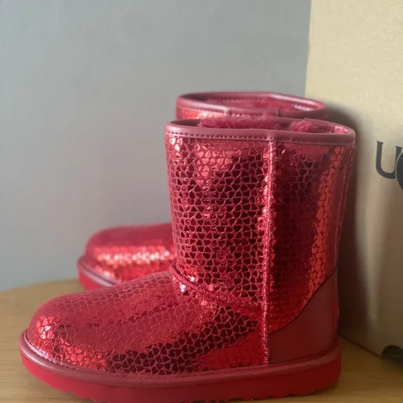 UGG Girls Classic II Gel Hearts Boots NWT (New with Tags) comes with box
