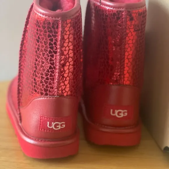 UGG Girls Classic II Gel Hearts Boots NWT (New with Tags) comes with box