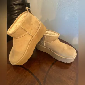 UGG PREOWNED CLASSIC MINI PLATFORM BOOTS