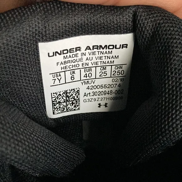 Under Armour basketball sneakers big kid 7
