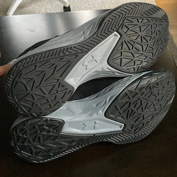 Under Armour basketball sneakers big kid 7