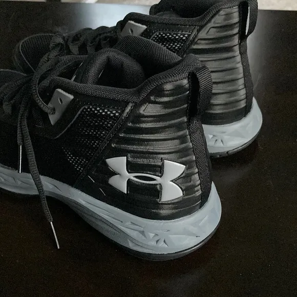 Under Armour basketball sneakers big kid 7