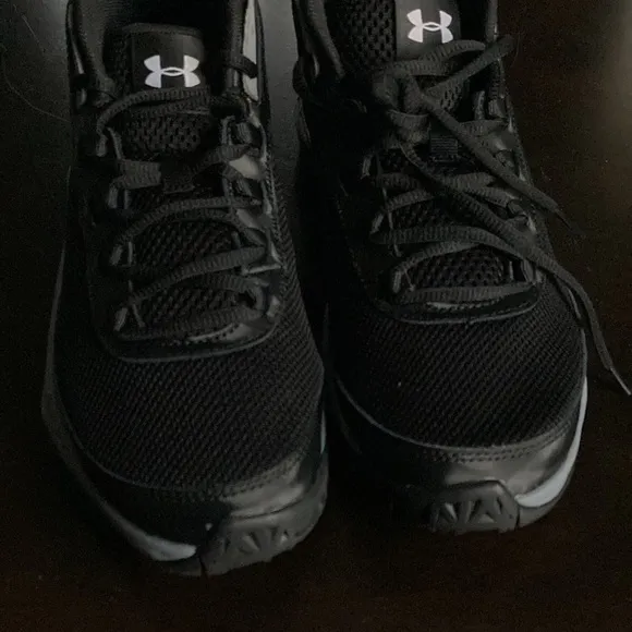 Under Armour basketball sneakers big kid 7