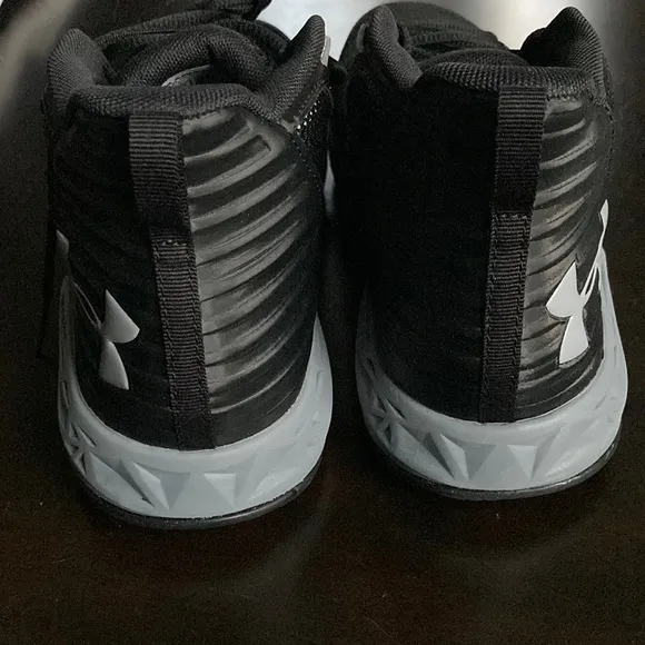 Under Armour basketball sneakers big kid 7