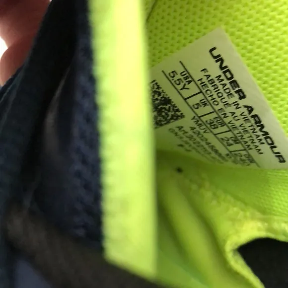 UNDER ARMOUR CURRY 7 BASKETBALL SNEAKERS KIDS-BOYS SIZE 5.5Y