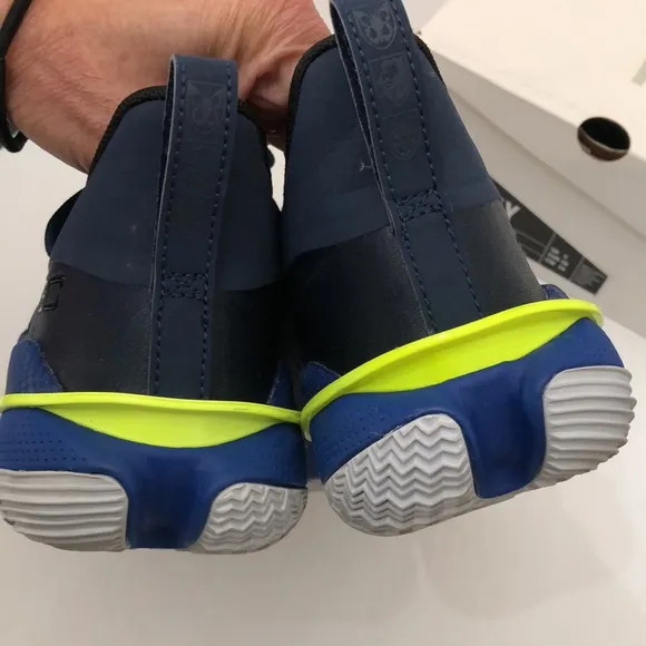 UNDER ARMOUR CURRY 7 BASKETBALL SNEAKERS KIDS-BOYS SIZE 5.5Y