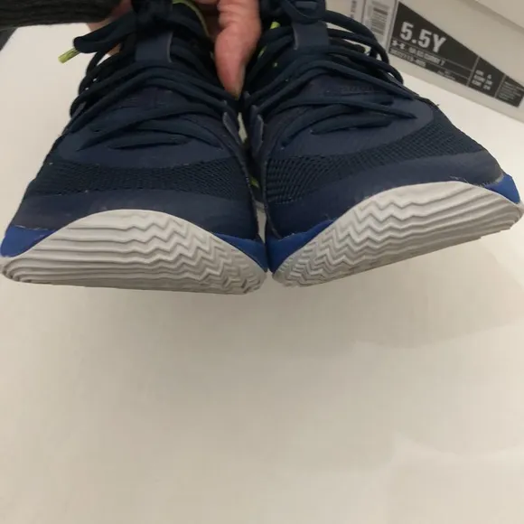 UNDER ARMOUR CURRY 7 BASKETBALL SNEAKERS KIDS-BOYS SIZE 5.5Y