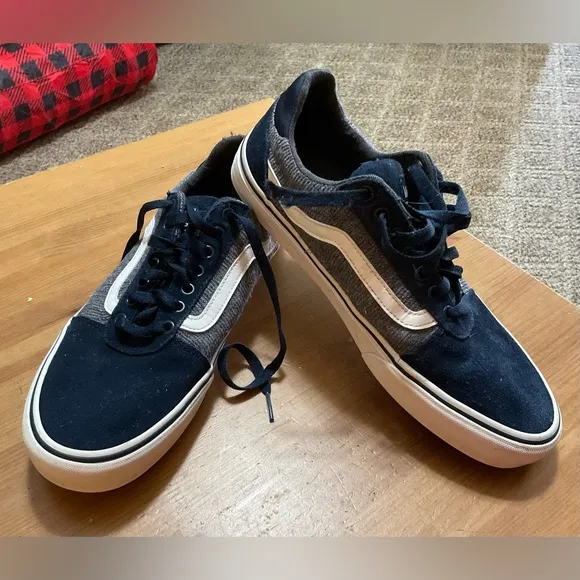 Vans: Men’s old skool off the wall  navy blue skater dude sneakers size 10.5.