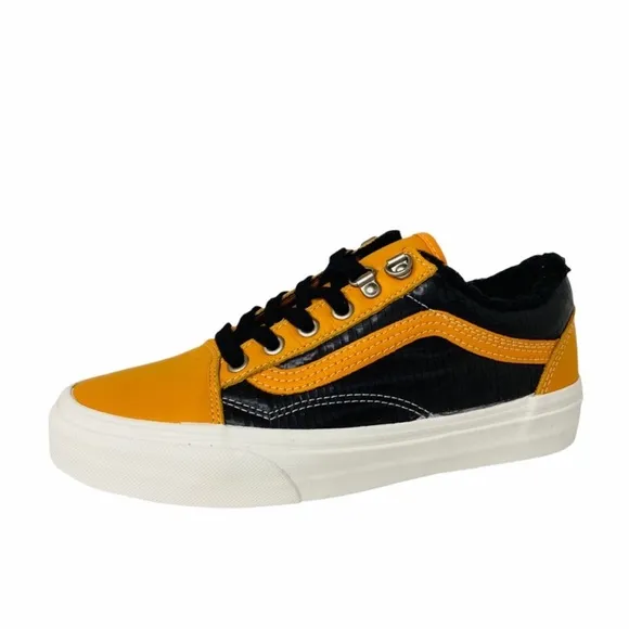 Vans Old Skool MTE Apricot / Black Sneakers Size 8