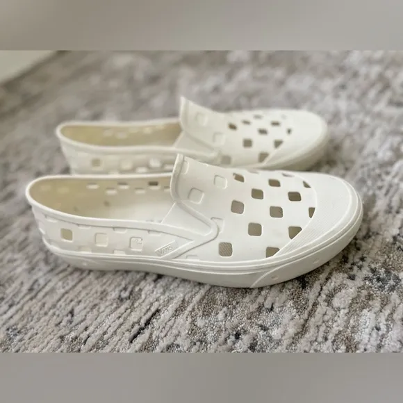 Vans Trek Slip-On Waterproof Sneakers Mens size 11 Surfer Skater Hiking cream