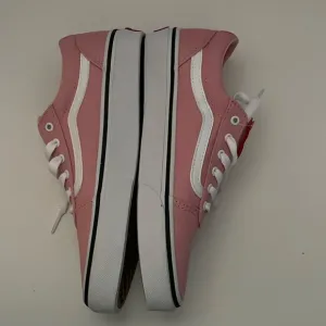 VANS Ward canvas size 4 (MY), pink /white. Signature waffle sole, textile upper