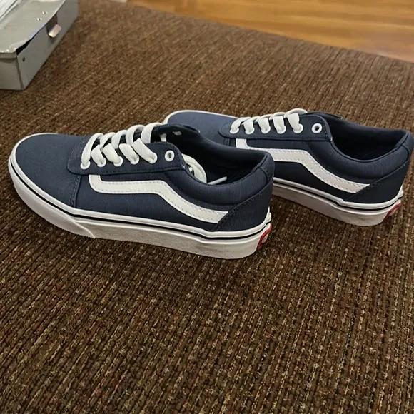 Vans Youth iconic side stripe, these Vans Ward sneakers give them classic skater