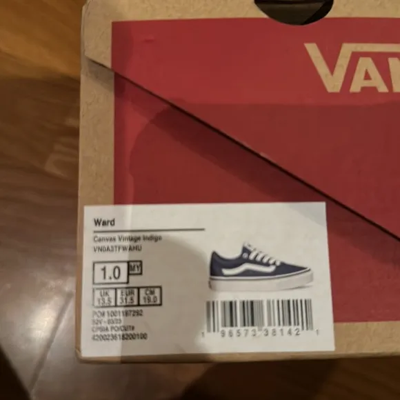 Vans Youth iconic side stripe, these Vans Ward sneakers give them classic skater