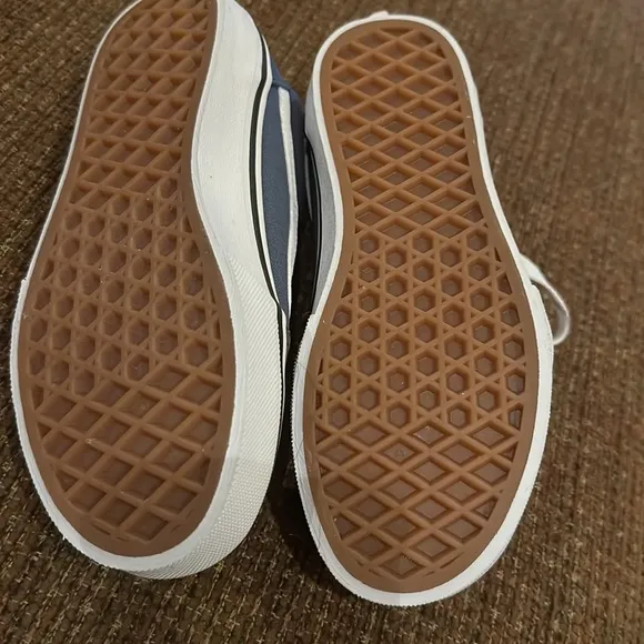 Vans Youth iconic side stripe, these Vans Ward sneakers give them classic skater