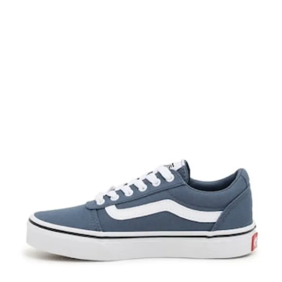 Vans Youth iconic side stripe, these Vans Ward sneakers give them classic skater