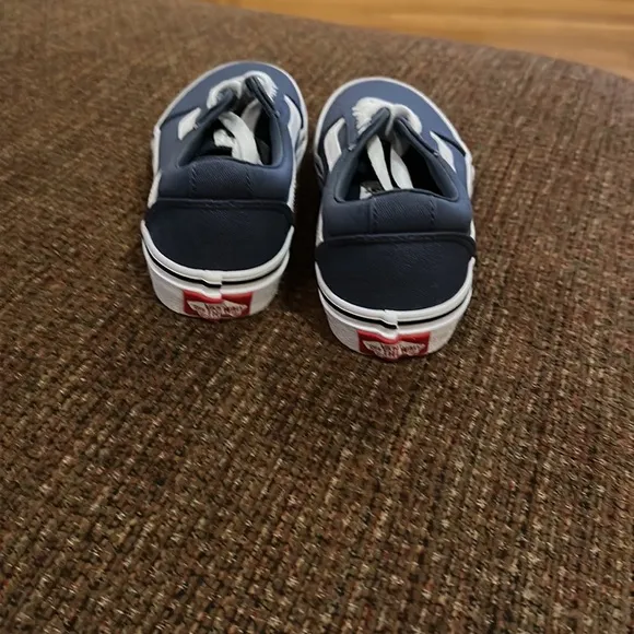 Vans Youth iconic side stripe, these Vans Ward sneakers give them classic skater
