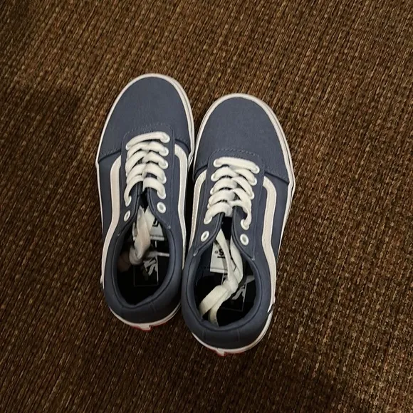 Vans Youth iconic side stripe, these Vans Ward sneakers give them classic skater