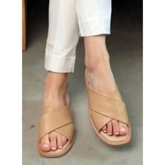 Vince. Tan leather sandals Size 7.5 M