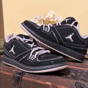 Vintage Nike Air Jordan’s Black Youth  size 7 Sneakers Jordan 1 Flight Low
