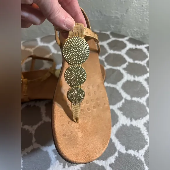 Vionic Gold Tan Sandals cork style straps w gold accents summer beach comfort