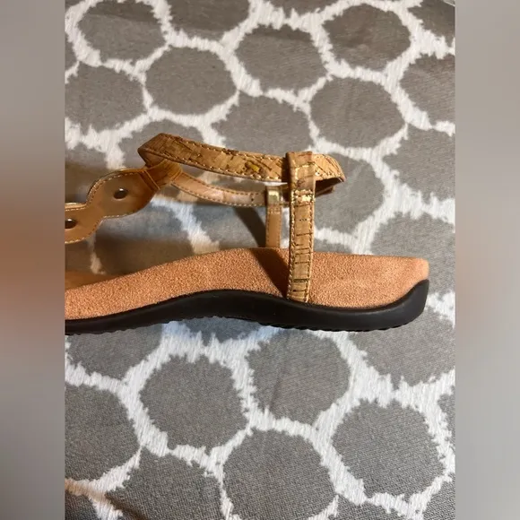 Vionic Gold Tan Sandals cork style straps w gold accents summer beach comfort
