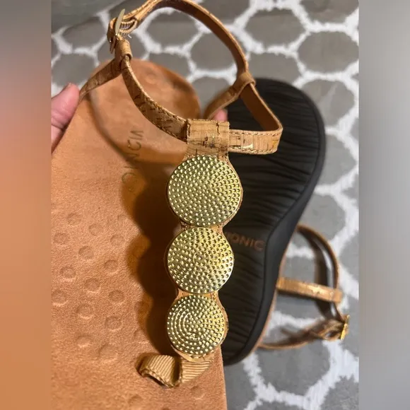 Vionic Gold Tan Sandals cork style straps w gold accents summer beach comfort