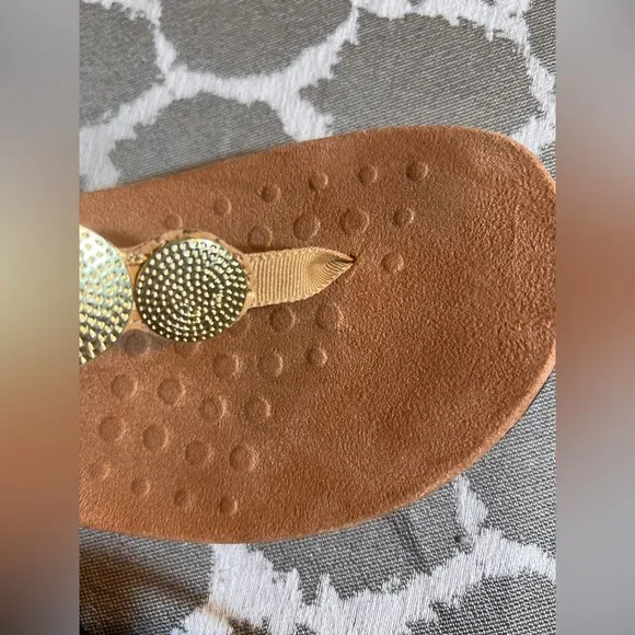 Vionic Gold Tan Sandals cork style straps w gold accents summer beach comfort
