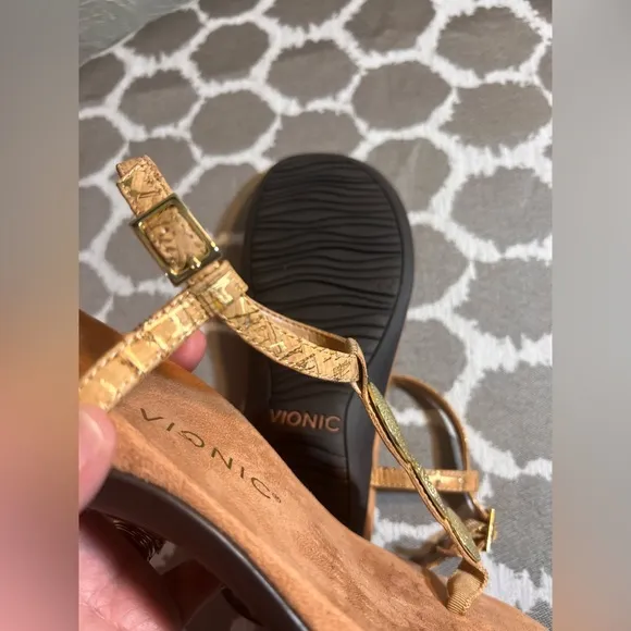 Vionic Gold Tan Sandals cork style straps w gold accents summer beach comfort