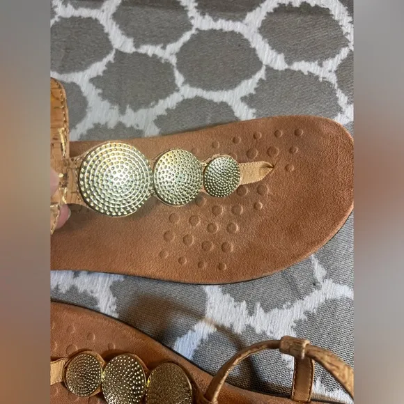 Vionic Gold Tan Sandals cork style straps w gold accents summer beach comfort