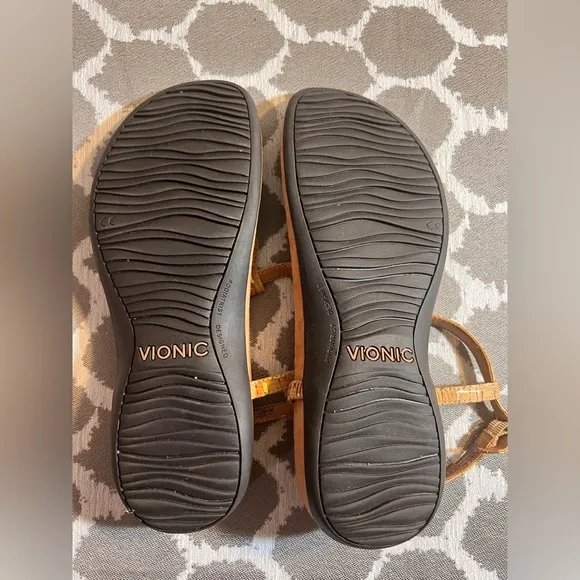 Vionic Gold Tan Sandals cork style straps w gold accents summer beach comfort