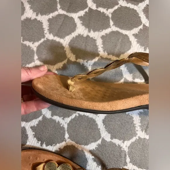Vionic Gold Tan Sandals cork style straps w gold accents summer beach comfort