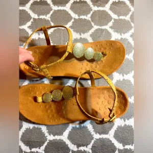 Vionic Gold Tan Sandals cork style straps w gold accents summer beach comfort