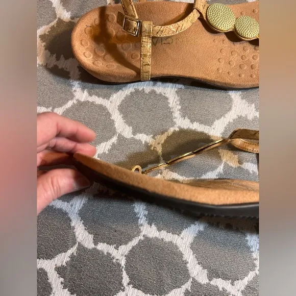 Vionic Gold Tan Sandals cork style straps w gold accents summer beach comfort