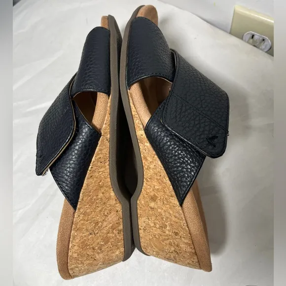 Vionic Leticia Black Pebbled Leather Wedge Sandals, size 6.5 EUC