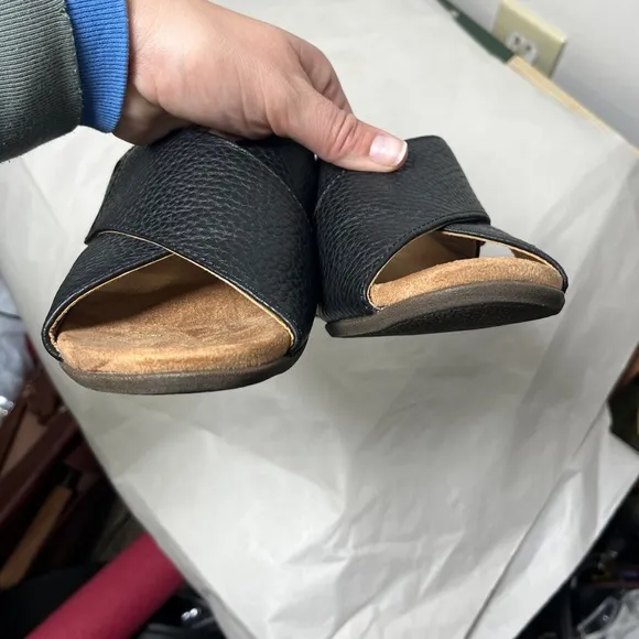 Vionic Leticia Black Pebbled Leather Wedge Sandals, size 6.5 EUC
