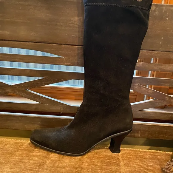 Waterproof La Canadienne fleece lined black suede boots